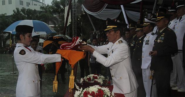 Penurunan Bendera di Tengah Hujan Undang Decak Kagum Warga Batam